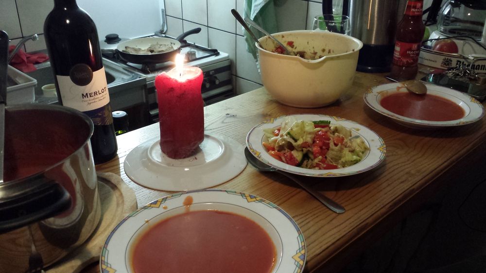 Abendessen: würzig-scharfe Tomatensuppe und Thunfischsalat mit Tomaten, Gurke, Paprika und Zwiebeln.