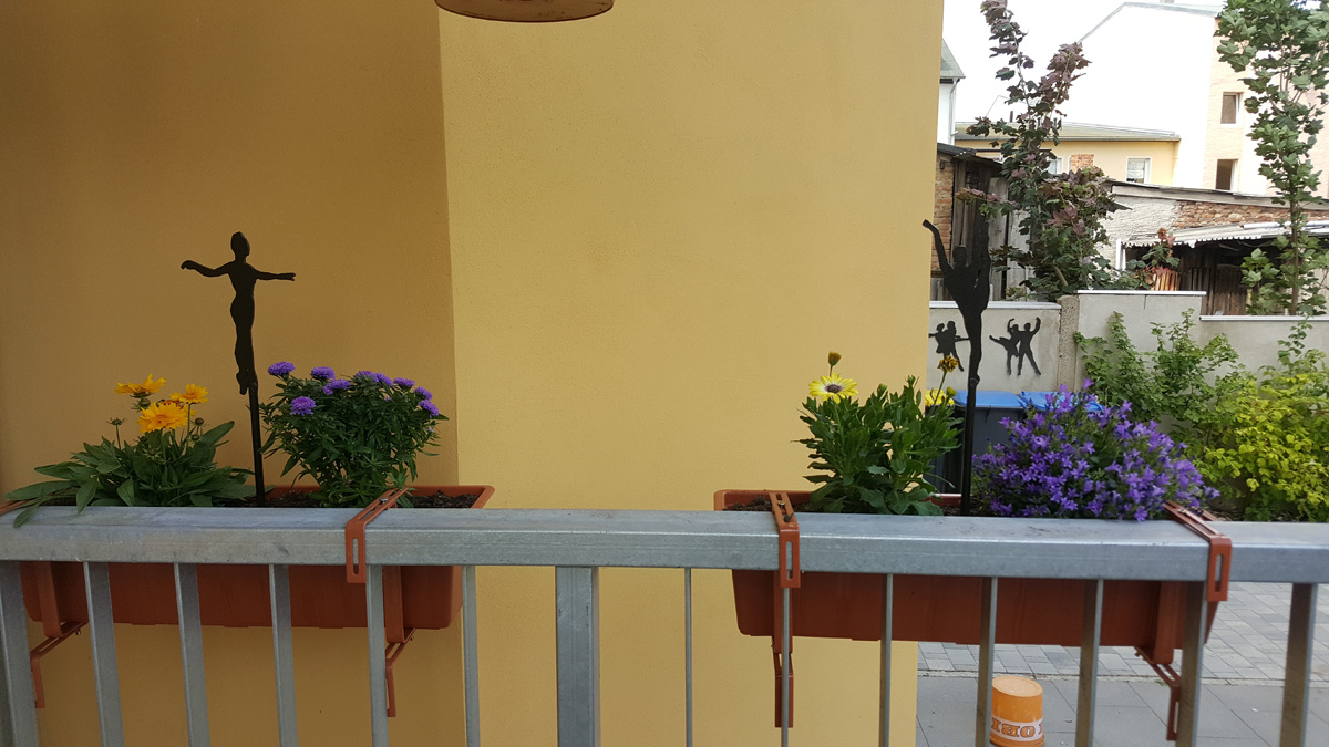 Balkon mit neuen Blumenkästen und Zierfiguren