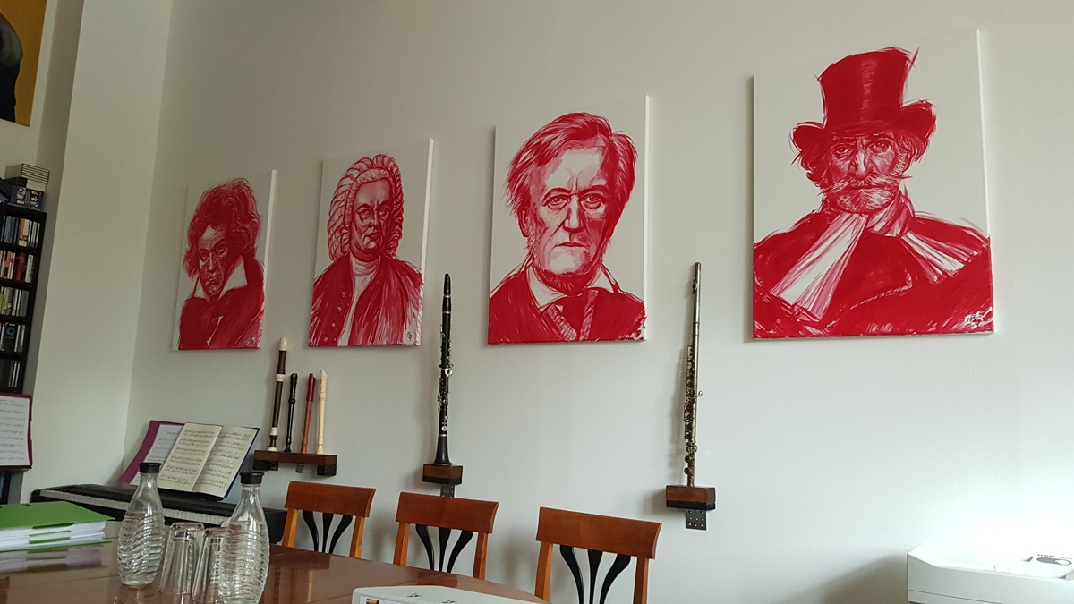 Komponistenbilder an der Wohnzimmerwand