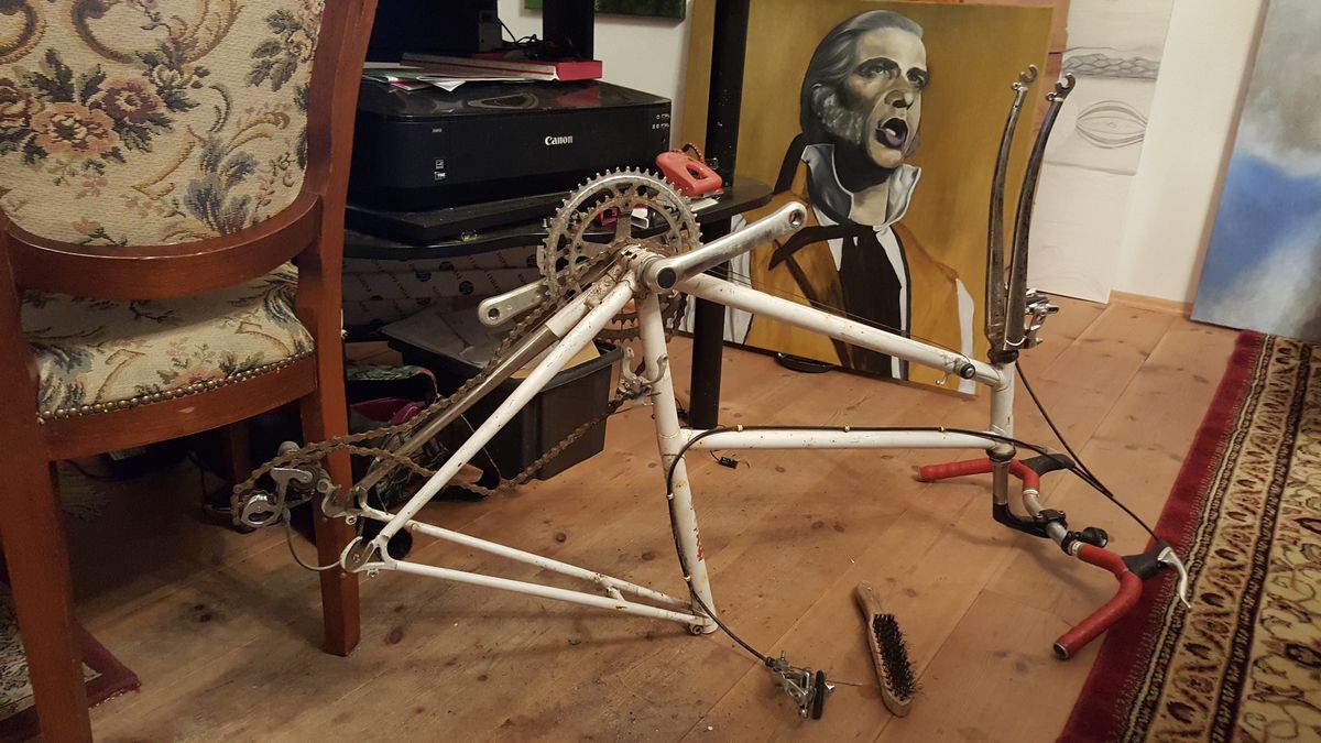 Weißes Damenrennrad wird auseinandergebaut